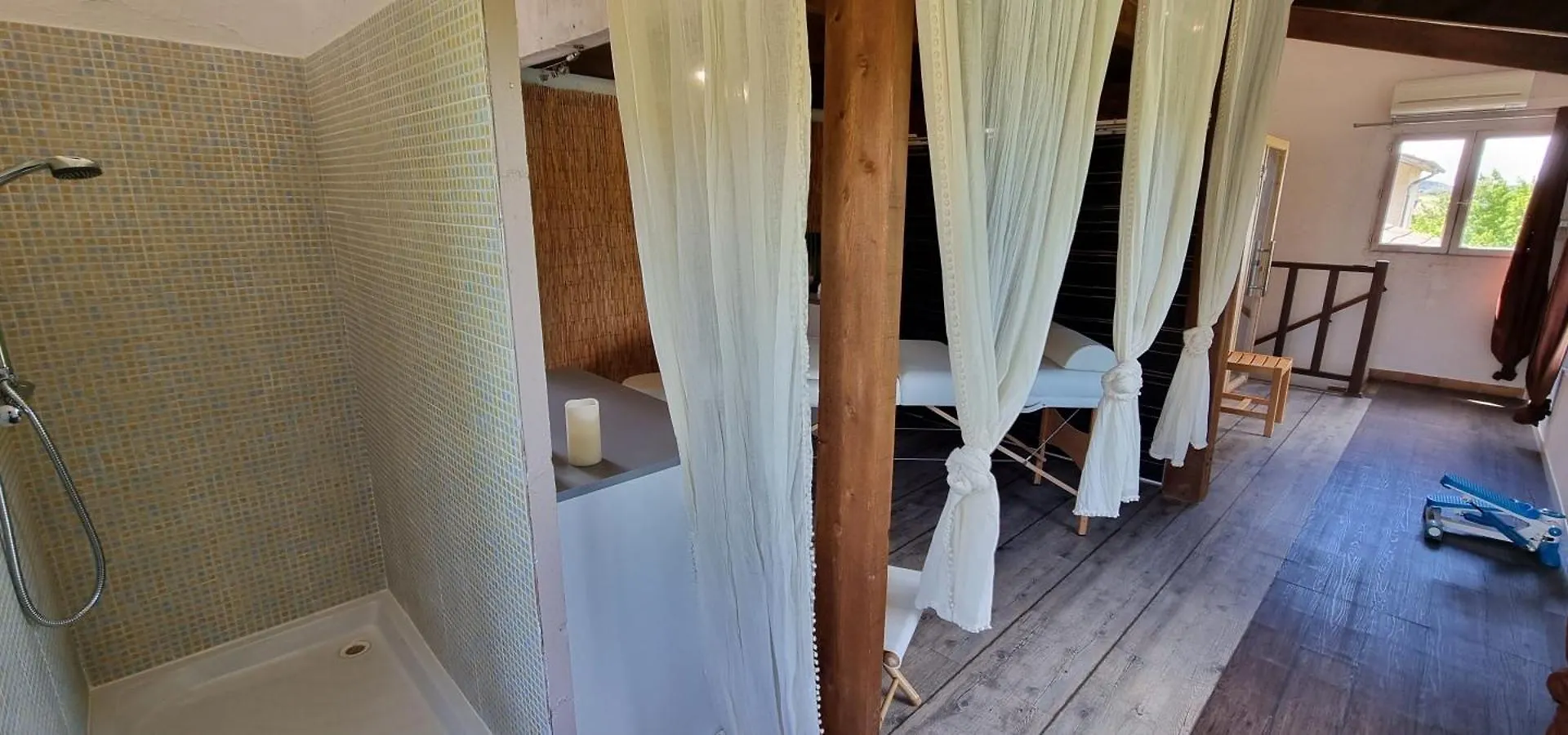 Hotel Le Saint Marc à Mollans-sur-Ouvèze 3*,